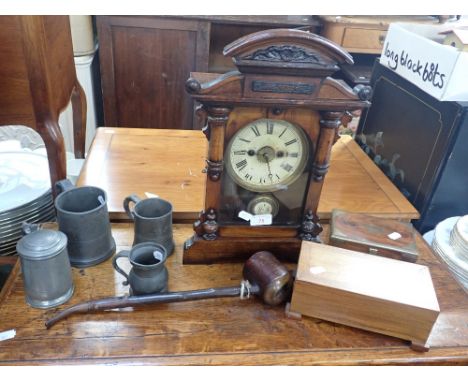 AN AMERICAN WALNUT CASE MANTLE CLOCK, pewter mugs, a wooden pipe and other items
