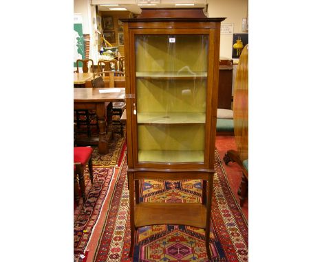 AN EDWARDIAN MAHOGANY & INLAID SINGLE DOOR CHINA DISPLAY CABINET having a shaped back rail to the top and a single glass door