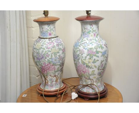 A pair of modern ceramic table lamps and a quantity of lamp shades