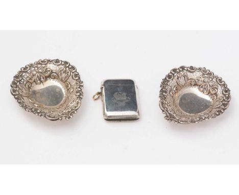 Two silver heart-shaped bonbon dishes; and a late Victorian silver vesta case, by Deakin and Francis Ltd, Birmingham, 1894, w