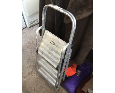 ALUMINIUM STEP LADDER (SMALL)
