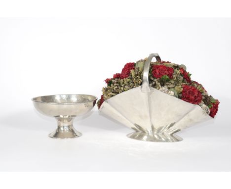 1 Cup and 1 pewter basket signed J. GoarderePeriod: XXth - 20th centurySizes: Coupe H=160mm D=270mm Panier H=350mm L=480mmWei