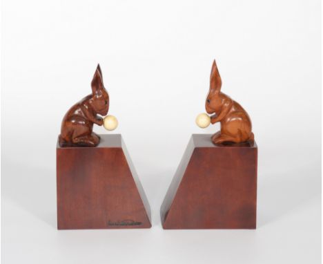 Pair of Art Deco exotic wood bookendsPeriod: XXth - 20th centurySizes: H=170mm L=95mmWeight (K): 0,62kg