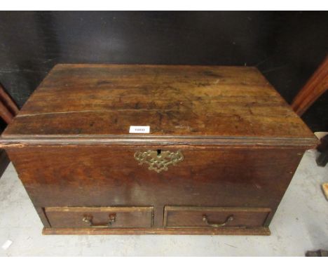Small George III oak trunk, the hinged cover above two drawers with brass handles and escutcheon 