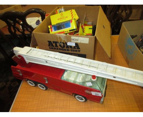 Tonka tin plate model fire engine together with a quantity of various diecast metal vehicles 