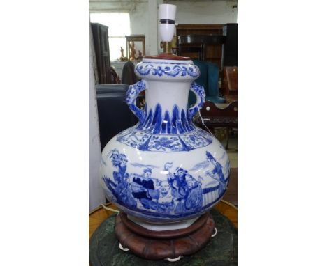 A modern Chinese blue and white 2-handled table lamp, on hardwood stand, with shade, height to top of bayonet 54cm 