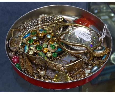 A tray of costume jewellery, including a filigree panel brooch etc 