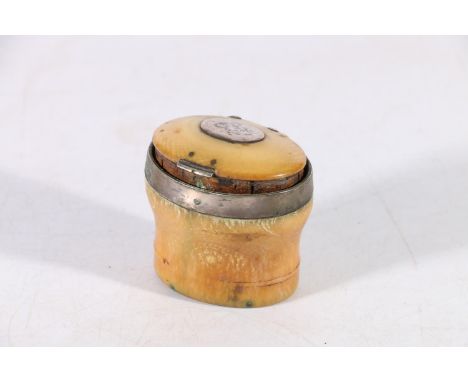 Antique turned horn snuff box, with white metal mounts, 5cm tall. 