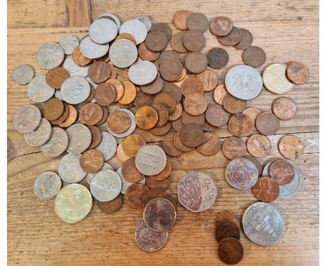 A lidded wooden box of assorted coins to include American cents, quarter dollars, half dollars, 50ps &amp; a £2 coin etc.