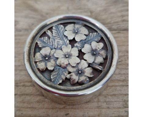 A hallmarked silver trinket box with flowers decoration on lid, London, Peter Nicholas &amp; Co Ltd, 1994, gross wt. 60g.