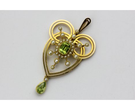 A peridot and split pearl pendant in Art Nouveau style, 15ct gold