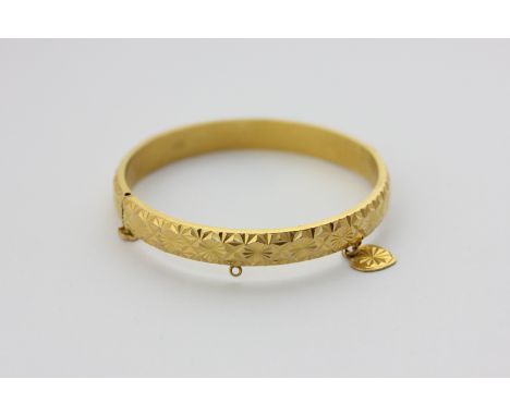 A Chinese gold bangle hung with a heart pendant, 14g
