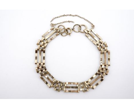 A 9 ct gold gate-link bracelet, 8 g