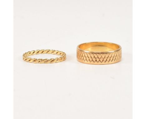 Two 18ct gold band rings. The rings to include an 18ct gold engine turned design band ring, marked 750. An 18ct gold twisted 