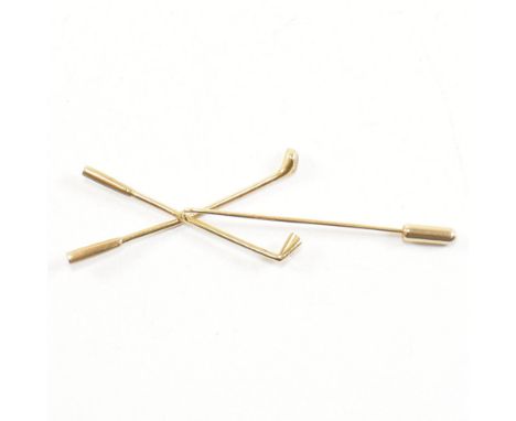 Hallmarked 9ct gold golfing stick pin. The stick pin having two crossed 9ct yellow gold golf clubs and a 9ct white gold golf 