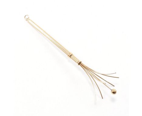 A retro hallmarked 9ct yellow gold swizzle stick necklace pendant. The vintage cocktail stirrer of tubular form having engine