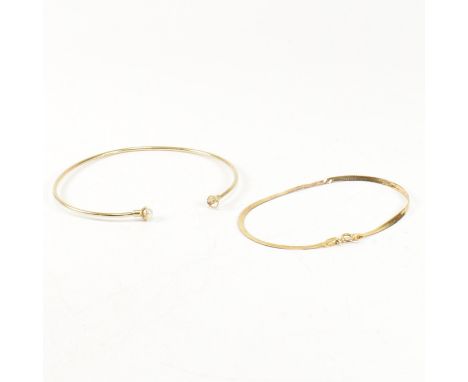 Two hallmarked 9ct gold bracelets. The bracelets to include a hallmarked 9ct gold herringbone bracelet with c clasp, hallmark