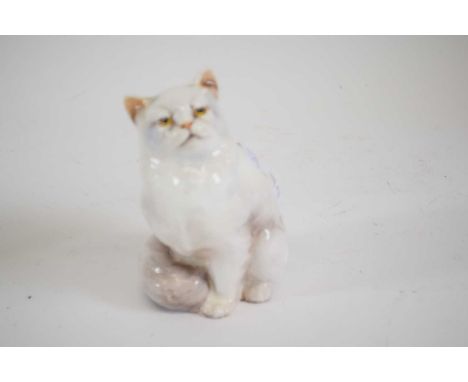 A Royal Doulton model of a cat HN253913cm highgood condition