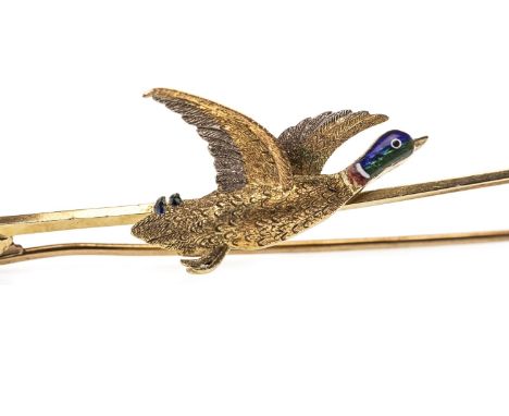 EARLY TWENTIETH CENTURY GOLD ENAMELLED DUCK MOTIF BAR BROOCH, set with a duck motif in yellow and white gold and with enamel 