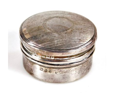 A George V silver patch box, of circular form with removable mirrored lid and vacant cartouche, London 1921, 4.5cm Dia., 1oz.