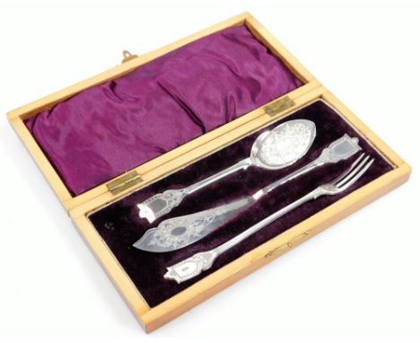 An Edwardian mahogany cased silver plated serving set, comprising of pickle fork, preserve spoon and fish knife, each bright 