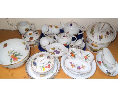 Various 20thC Royal Worcester Evesham pattern dinnerware, to include large lidded serving or casserole dish, 34cm W, lidded s