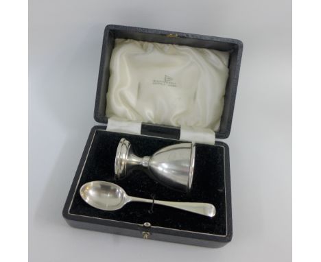 Walker &amp; Hall Sheffield silver egg cup and spoon, in fitted box 