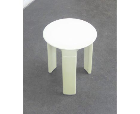 Gedy Design vintage white plastic table with circular top and three legs, designed by Olaf von Bohr