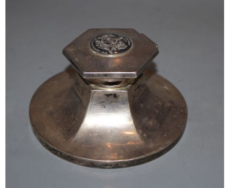 A George V silver circular inkwell, with hexagonal lid and central boss inscribed 'The Hon. The Irish Society 1613-1913', 13.