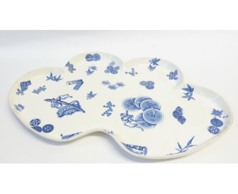 LATE 19th CENTURY ROYAL WORCESTER BLUE AND WHITE PORCELAIN TRAY IN THE AESTHETIC MOVEMENT STYLE of wavy oval outline, the cen