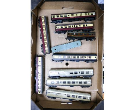 A Collection of Model Railway Carriages to include Lima, TTR and Tri-ang examples (1 Tray) 