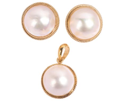 A 9ct gold Mabe pearl pendant and earring set, pendant 20mm, stud earrings 13.3mm, 5g total (2) Condition Report:No damage or