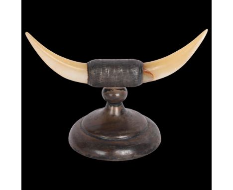 An Edwardian novelty silver and mother-of-pearl Highland cattle horns knife rest, GE Walton, Birmingham 1905, weighted base, 