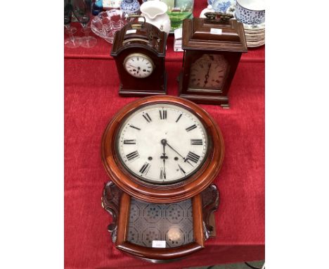 A quantity of antique clocks, to include a Victorian American style mahogany case wall clock with etched glass panel to base,