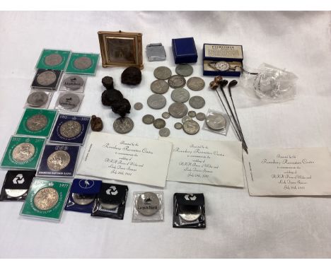 A quantity of coins and commemorative coins from the C20th, including The Ramsbury Recreation Centre one crown to commemorate