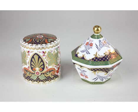 A Spode porcelain pagoda shaped paperweight and another cylindrical paperweight with Imari pattern, 7cm