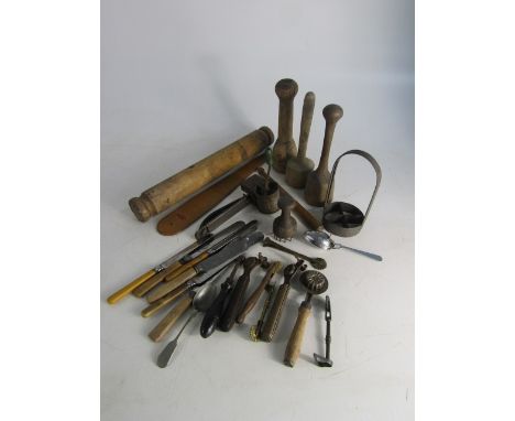 Collection of vintage kitchenallia, to include rolling pin, pastry rollers etc. 