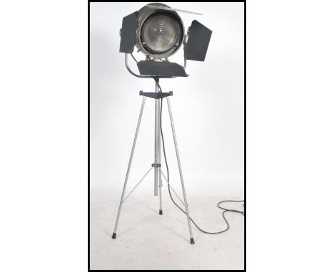 An exceptional mid century 1950's Mole Richardson theatre / cinema spot light lamp. Enamel metal finish to the ball case with