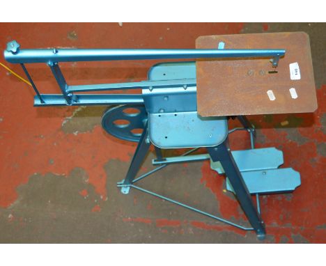 A VINTAGE MANUAL SCROLLSAW [NO RESERVE]