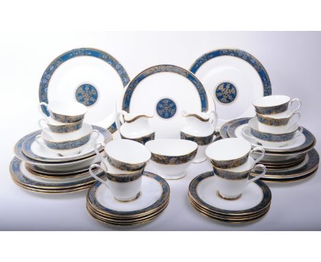Royal Doulton - Late 20th century china Carlyle patterned H. 5018 part dinner service. Comprised of tea cups, saucers, small 