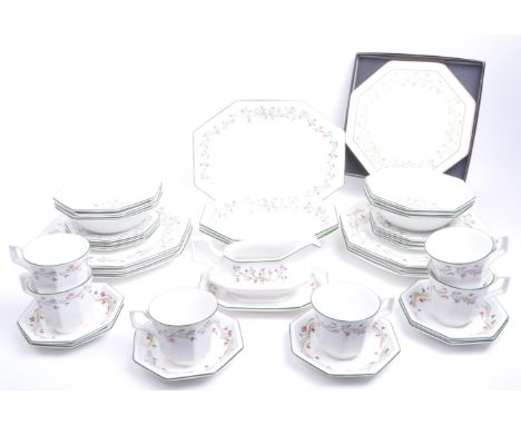 Johnson Brothers - A vintage 20th century Johnson Brothers Eternal Beau English china part dinner service. The service having