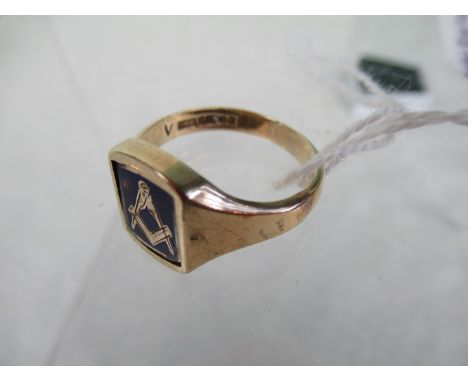 A gentleman's 9ct gold and enamel swivel signet ring, with Masonic emblem to the enamel plaque, the opposing plaque with engr