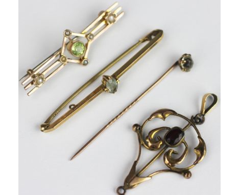 A selection of jewellery, to include; a peridot and seed pearl set bar brooch stamped '9ct', an aquamarine set bar brooch sta