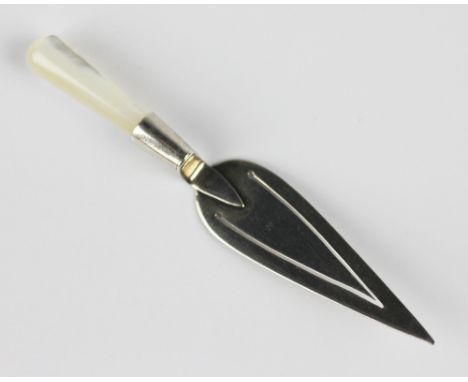 A silver page marker in the form of a trowel, with silver laid and mother of pearl handle, stamped '925', 7.5cm long 4.5gms, 