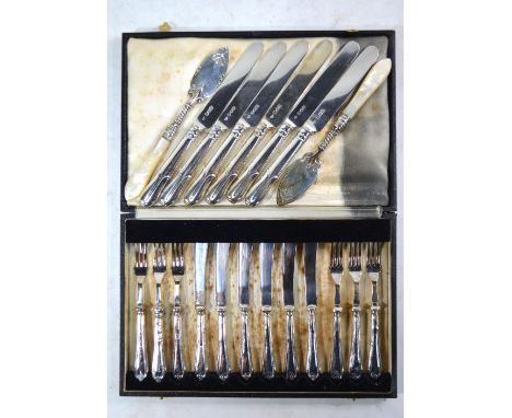 A set of six Edwardian silver-bladed tea knives with foliate loaded handles, Goldsmiths & Silversmiths Co. Ltd., London 1901,