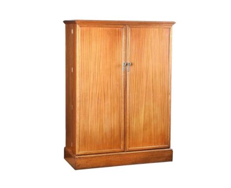 VINTAGE TWO DOOR MAHOGANY GENTLEMAN'S COMPACTUM WITH TURNED HANDLES & FITTED INTERIOR. RAISED ON A BLOCK PLYNTH BASE. HEIGHT: