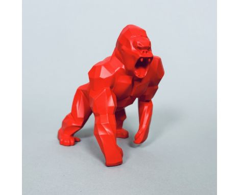 RICHARD ORLINSKI (Né en 1966) Kong marchant. Sculpture en résine mat rouge. État neuf dans sa boîte d’origine et son certific