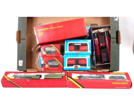 Tray containing R154 Hornby ‘Sir Dinadin’ (E-BVG); R855 LNER ‘Flying Scotsman’ (E-BG); R157 Diesel railcar &amp; trailer (E-B