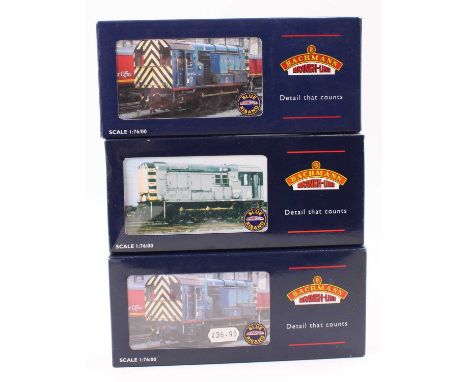 Bachmann Diesel Locomotive 00 Gauge Group, 3 examples to include 32-101B 08 Diesel Shunter D4192, 32-101A 08 Diesel Shunter D