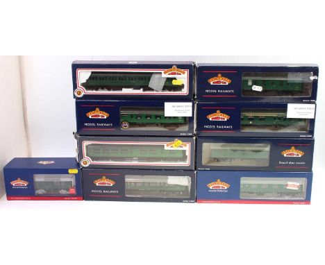 Bachmann Southern Region Boxed Coach and Horsebox group, 9 examples, to include 39-128B BR MK1 Composite, 38-528Y BR MK1 SR H